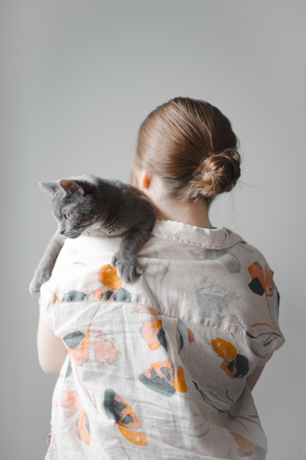 swaddle hold cat